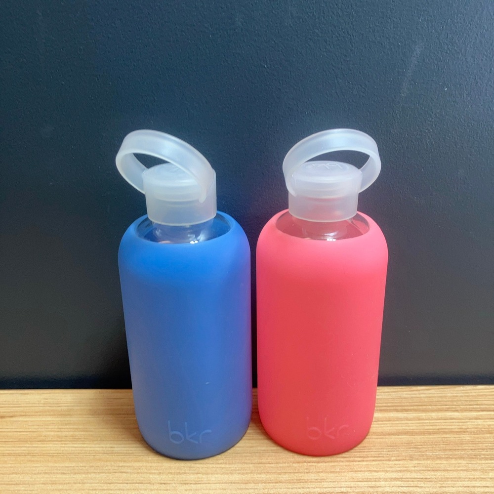 Lot of 2 bkr Glass Water Bottle Set‎ 500mL Blue Pink Silicone Sleeve 16oz